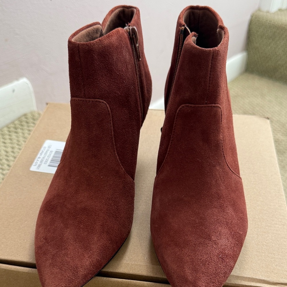 Clarks Rich Brown Ankle Booties - Picture 2 of 6